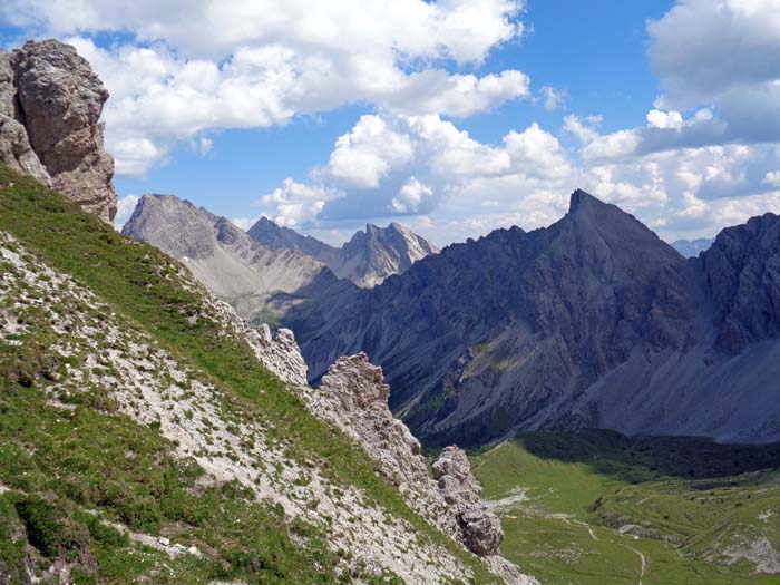 Rückblick vom Hallebachtörl gegen SO: in der ersten Reihe Simonskopf (links) und Weittalspitze, dahinter Grubenspitz und eines der insgesamt drei osttiroler Bösen Weibele