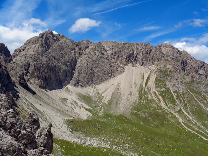 wir halten uns links hinüber zum nächsten Törl; quer durchs breite Schuttfeld führt der Weg hinauf zum Spitzkofel (s. Archiv), einem weiteren hohen Lienzer (rechts)