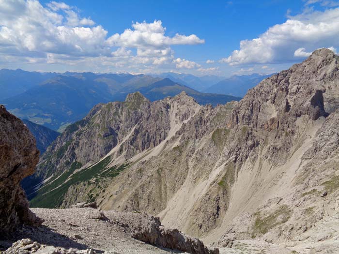 über geröllbeladene Platten kommen wir von rechts unten in eins der „Hangschartln“; links der Mitte die Gamsalplspitze, die in ihrer geringen Besucherzahl dem Kreuzkofel ebenbürtig ist (s. Archiv)