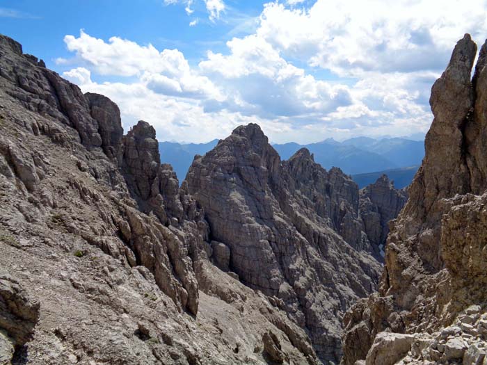 beim Überschreiten des Schartls wird im SSW der lange, türmereiche Westgrat unseres Gipfels sichtbar