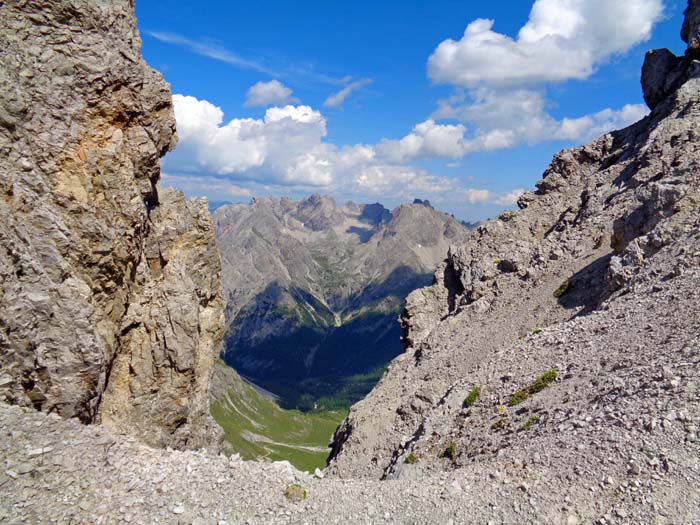 im Nordgratschartl haben wir Durchblick hinunter auf die Kerschbaumeralm, zum Gipfel ist es nicht mehr weit