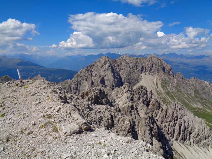 das Gipfelpanorama gegen den Uhrzeigersinn: wir beginnen im Norden beim Spitzkofelmassiv