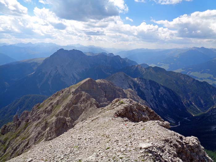 der Westgrat über die eigenständigen Gipfel von Gamskofel und Sandegg bis hin zum Eggenkofel