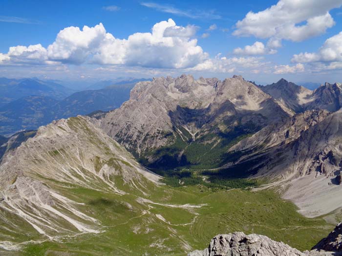 im Osten die Kerschbaumeralm und der Felskranz um die Laserz