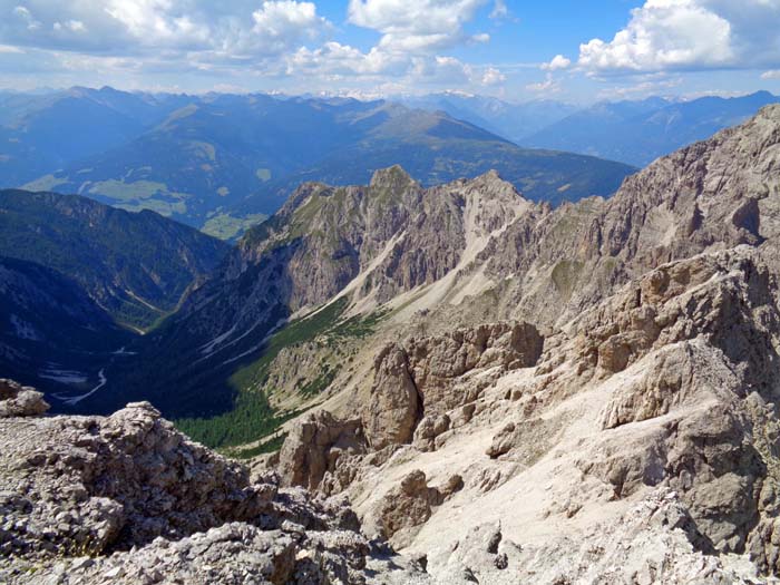 wir machen uns an den Abstieg; im NW reicht die Sicht über die Villgratner Berge bis zur Venedigergruppe