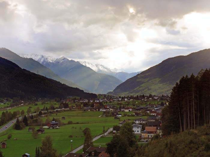 Blick vom Peilberghof bei Hollersbach in den Oberpinzgau; hier stehen zwei Radwege zur Verfügung, der Tauern- und der Salzachradweg