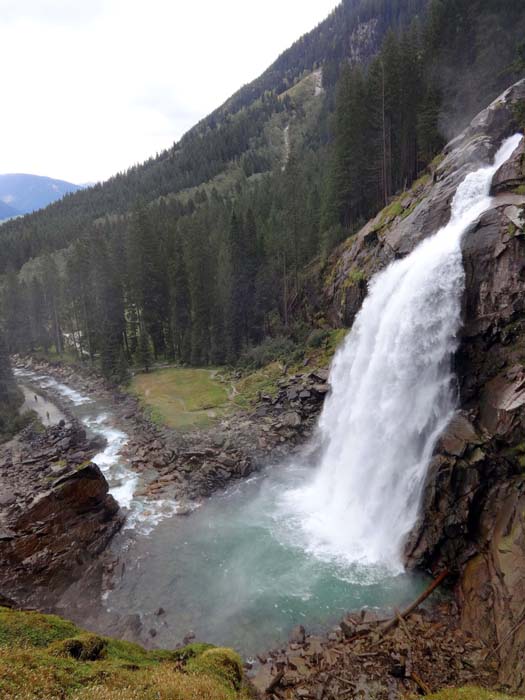 aus fast 150 m Höhe ergießen sich die Wassermassen in den sprudelnden Tumpf