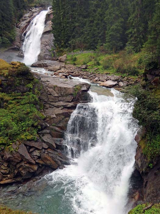 der zweigeteilte Mittlere Fall ist der zahmste; dahinter die Flachstelle des Schönangerls mit Gasthaus