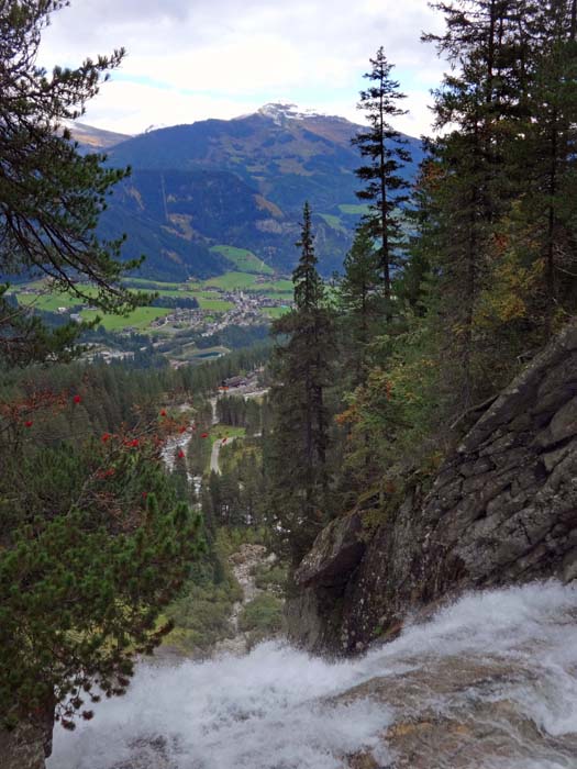 an der Abbruchkante des Oberen Falls; ab hier zieht das flache Krimmler Achental weit hinein bis zu den 3000ern des Alpenhauptkamms