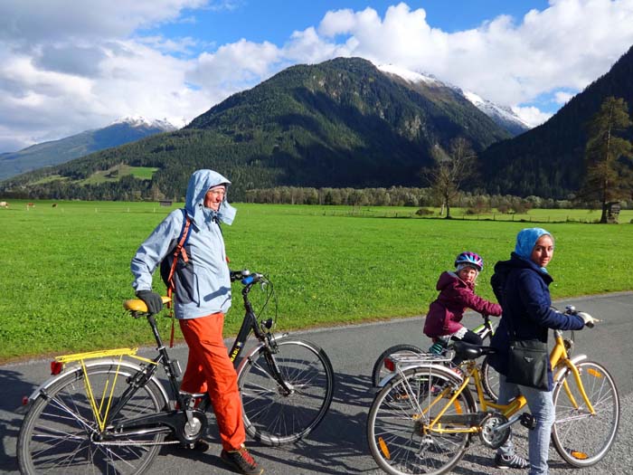 mit den Rädern geht's nach Hause; Sulzau gegen Untersulzbachtal