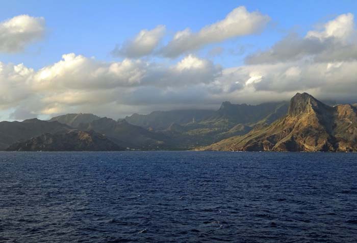 bei unserem Zeitlimit auf der Insel kommt uns der felsige Wächter an der Nordseite des Hafens gerade recht