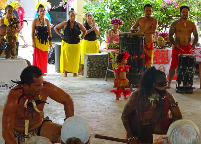 ... eine polynesische Tanzgruppe eine Vorstellung gibt