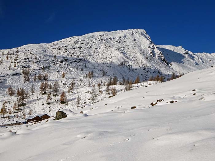 auf der Winklerner Viehalm wird's Zeit für die Handschuhe; darüber der Strasskopf, ein beliebter Schiberg