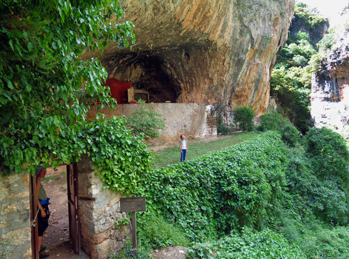 ... den Eingang zur Höhlenkapelle Panagía Langadiotissa