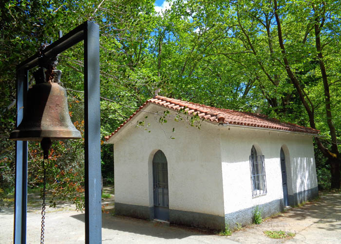 kurze Zeit später stehen wir vor der eher unspektakulären Kapelle Metamorphosi Sotiros; Rückweg am schönsten und kürzesten wieder durch die Schlucht hinunter