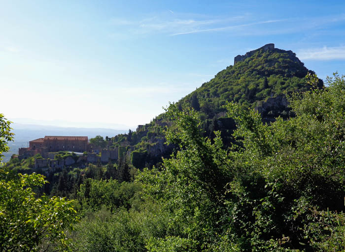 ... man kann aber auch zur Rückseite hinauf fahren und das Gelände von NW am Fuß der Gipfelburg betreten