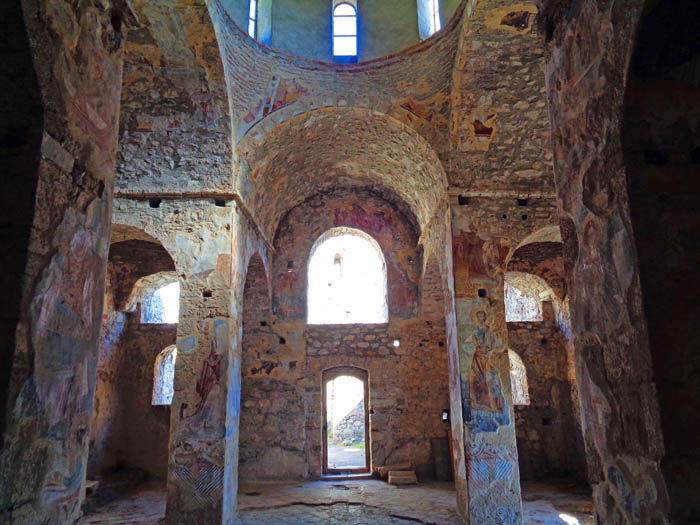 ... immer wieder erstaunlich gut erhaltene Baudenkmäler, wie die aus der Türkenzeit stammende Kreuzkuppelkirche Ághios Nikólaos, deren Fresken das Leben des Nikolaus von Myra darstellen 