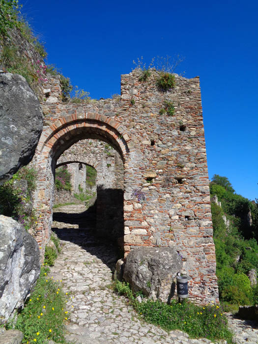 durch das Monemvasiátor verlassen wir die Oberstadt