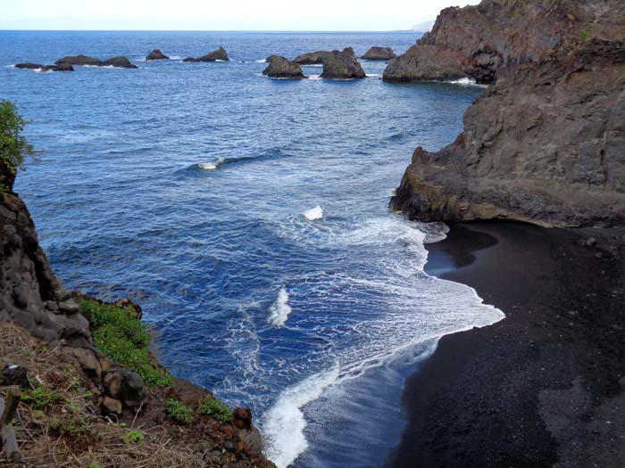 dahinter verbergen sich etliche malerische Felsbuchten mit schwarzem Lavasand, wie hier die Playa Chica