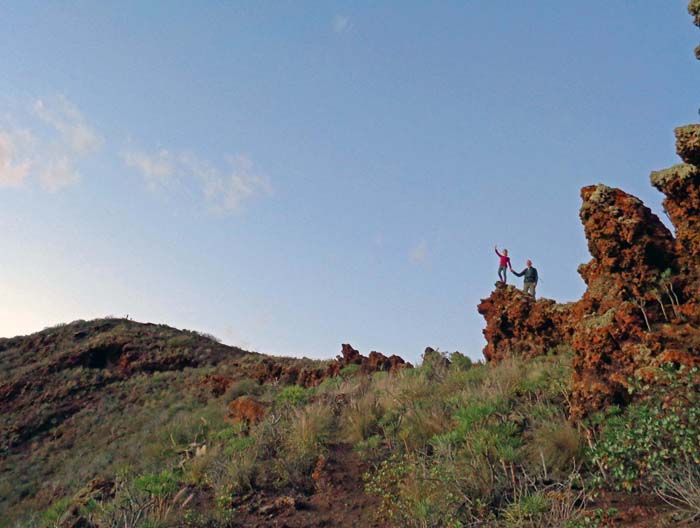 beim Erklimmen des lang gestreckten Südgrats hat man die Wahl zwischen dem harmlosen Wanderweg und der parallel verlaufenden zerscharteten Lavarippe