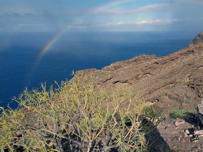 südwestlich unterhalb der Ortschaft Tijarafe überspannt einer der häufigen Regenbögen den Felsrücken hinunter zur Punta del Candelaria