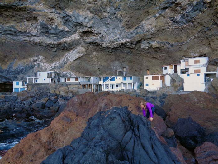 die Cueva de Candelaria, auch Piratenbucht genannt, ist ein riesiger, halbseitig überdachter Felsdom mit etwa 2 Dutzend Steinhäuschen
