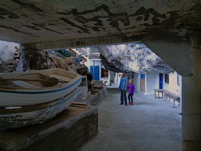 das abgeschiedene Höhlendorf wird von Fischern als Unterschlupf genutzt und dient auch als verträumtes Hide-away fürs Wochenende