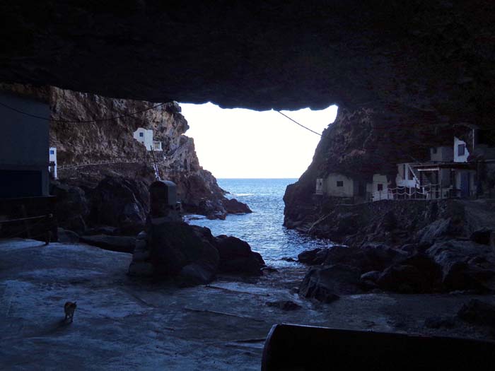 die enge Höhlenbucht bietet einen der wenigen Anlandemöglichkeiten der nördlichen Westküste von La Palma und war in den vergangenen Jahrhunderten bei Piraten und Schmugglern ein geschätztes, uneinsehbares Versteck 
