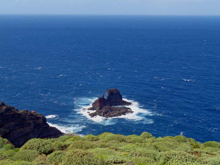 mittlerweile sind wir im äußersten Nordwesten der Insel angelangt; Tiefblick vom Mirador El Serradero unterhalb von Santo Domingo de Garafía