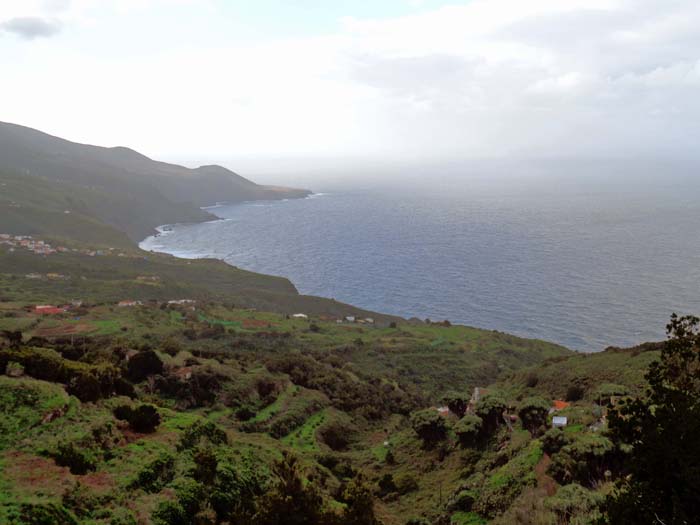 weiter nach Osten, in Richtung Barlovento, verliert die Küste an Schroffheit; Blick vom Mirador La Tosca