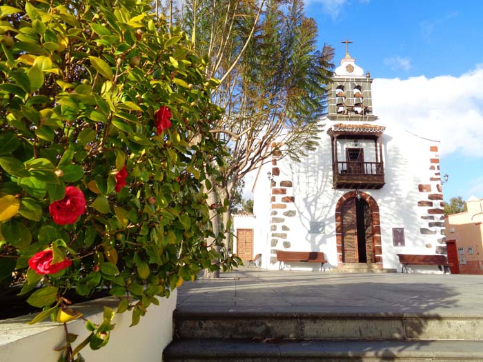 in den steilen Berghängen oberhalb von Santa Cruz kleben kleine Orte mit beliebten Wallfahrtsstätten, etwa die Kirche Nuestra Señora de Candelaria in Mirca ...