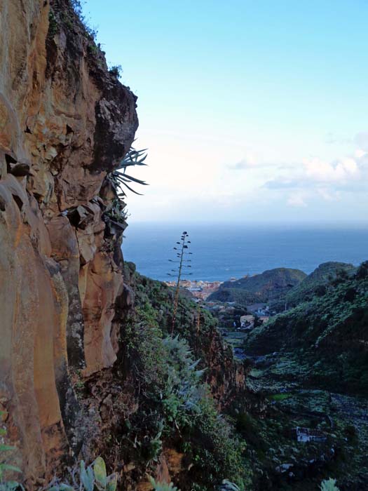 quasi vor den Toren der Wallfahrtskirche Las Nieves stürzt der Unterlauf des Barranco de la Madera hinunter zur Küste nach Santa Cruz