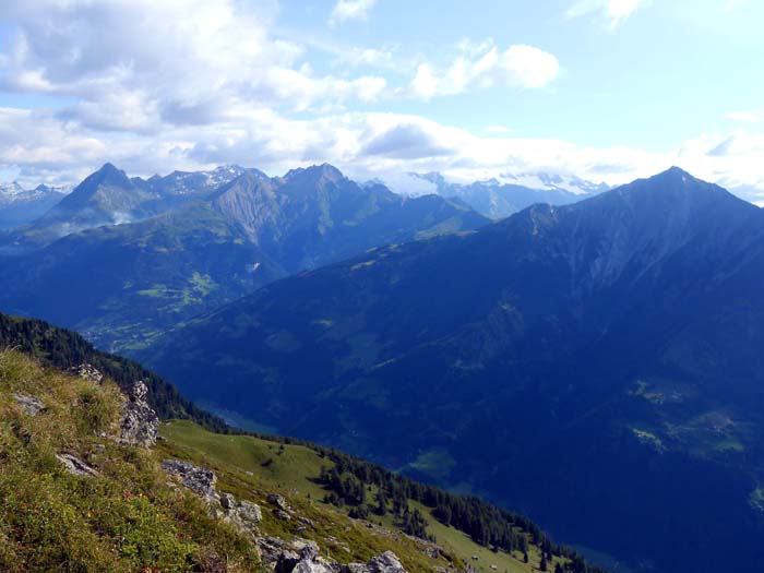 der Aufstieg beginnt mit dem harmlosen SO-Kamm des Roten Kögele; im NO der wolkenverhangene Großglockner