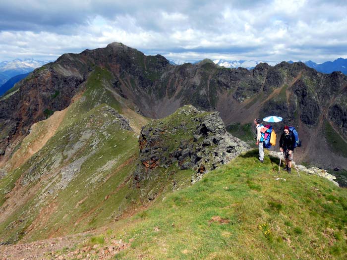 am Mele Ostgipfel; genau unterhalb des Deferegger Riegels der schlecht sichtbare grüne Zapfen des Hauptgipfels