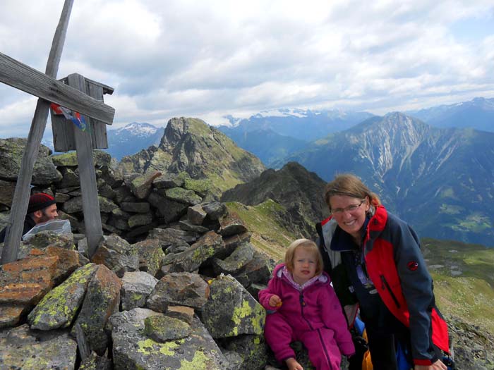 Mama und Ronja auf dem Deferegger Riegel; im NO Zunig (links) und Rotenkogel (beide im Archiv Bergsteigen), der Glockner noch immer in Wolken