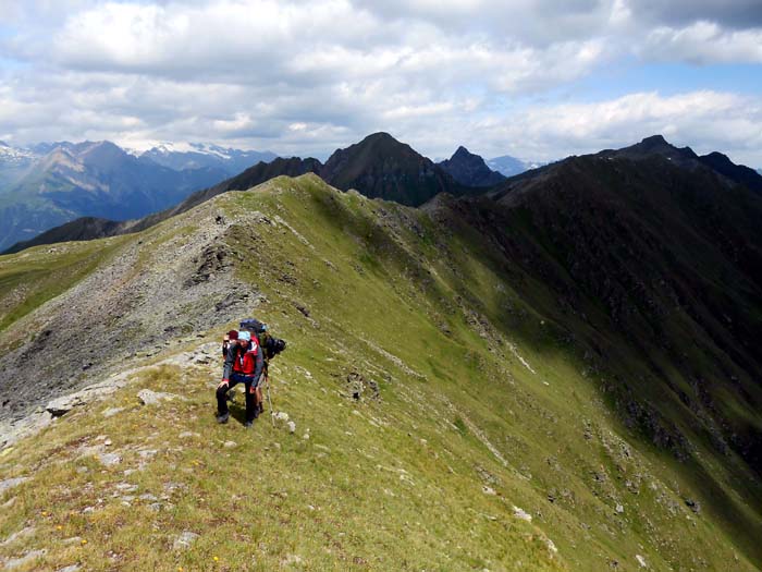 auf der lang gezogenen Deferegger Höhe; Rückblick auf Torkogel (Mitte), Zunig und Kreuzberg