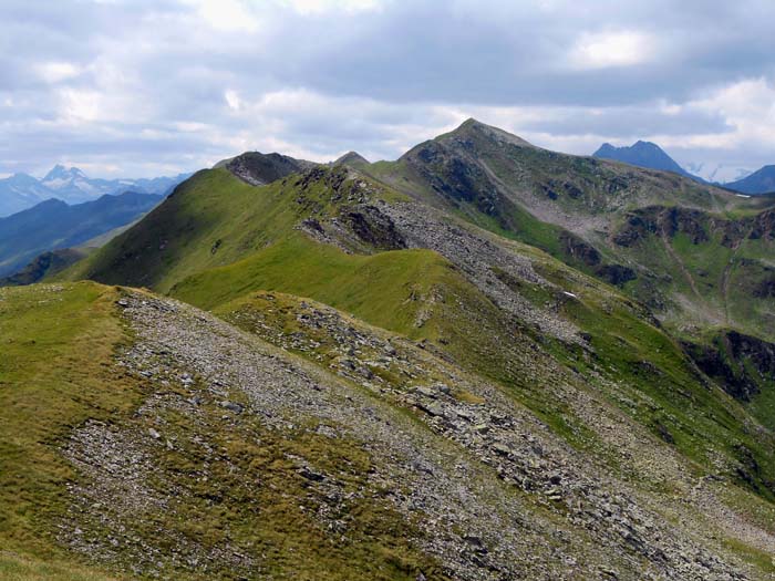 in Marschrichtung überschreiten wir demnächst Melspitze und Griften (die Pyramide rechts der Bildmitte); rechts davon der Zwillingsgipfel des Lasörling