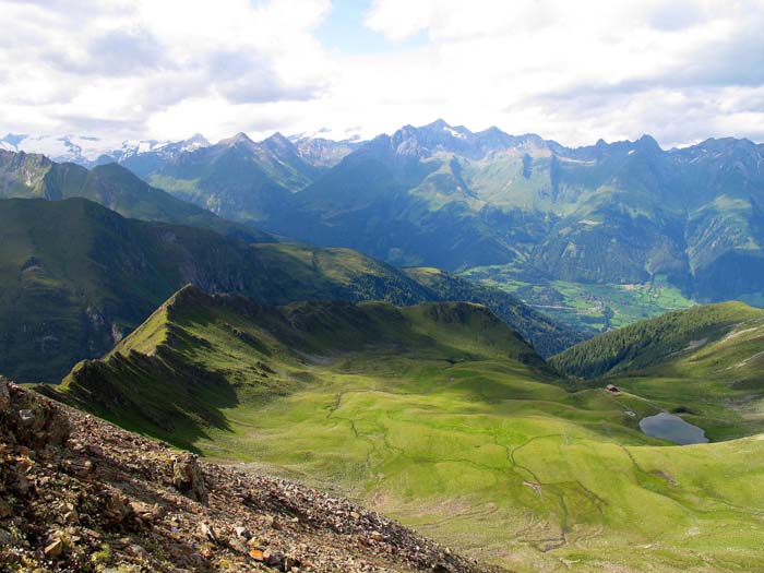 nördlich unterhalb die Zupalseehütte, im Hintergrund die zentrale Venedigergruppe