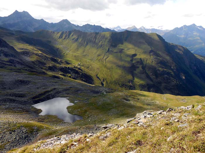 der Steinkassee von SW; auf der grünen Zunge des rechten Ufers ...