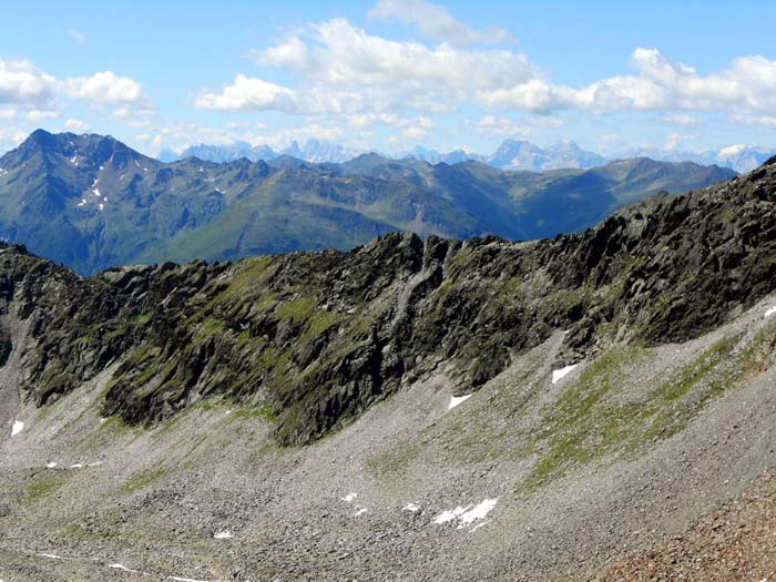 aus der Südflanke wird der unverstellte Blick auf die Dolomiten frei