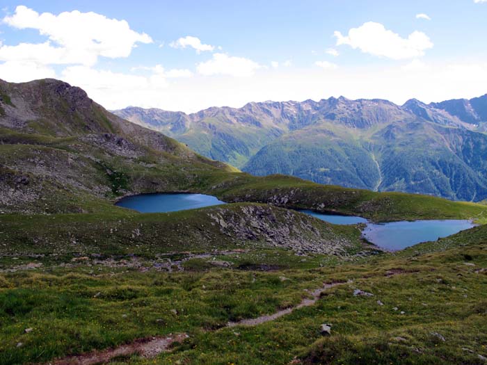 ... und steigen hinunter zu den Gritzer Seen