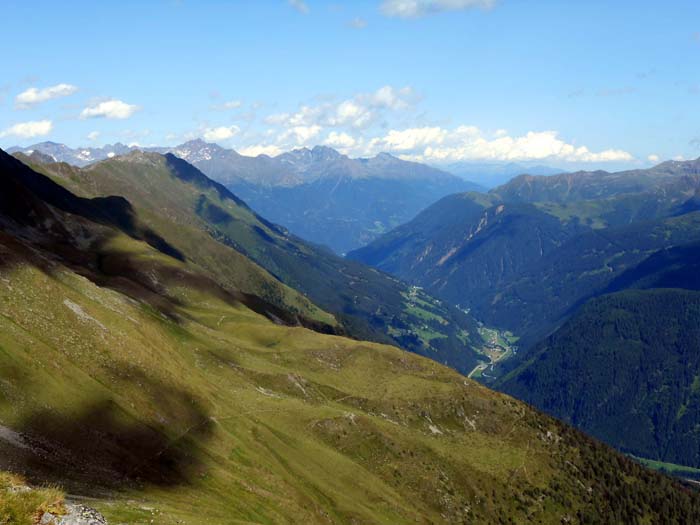 im Sattel knapp unterm Gipfel zieht der Blick das Defereggental hinaus nach O bis zum Hochschober