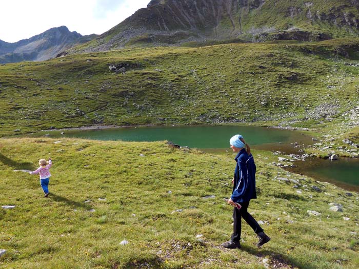 zurück am See, auf der nächsten Anhöhe stehen die Zelte