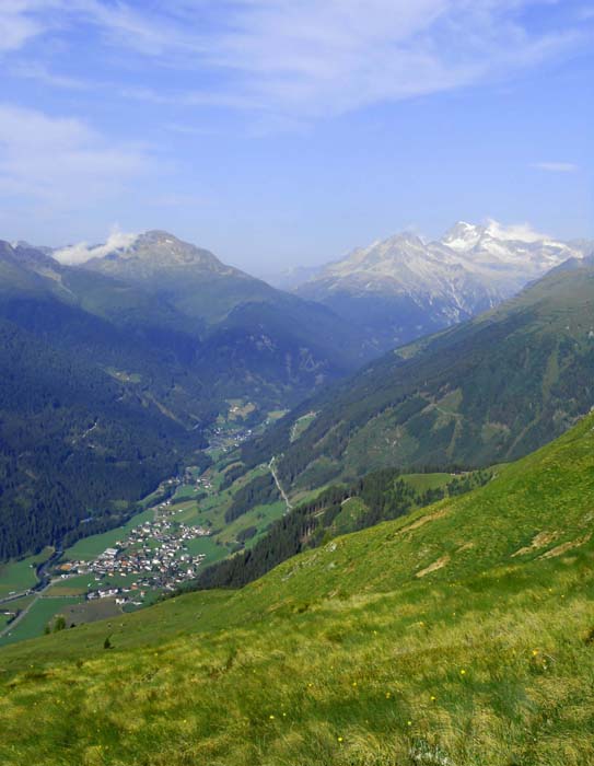 Tiefblick vom Tögischen Berg auf St. Jakob in Defereggen, darüber der Hochgall