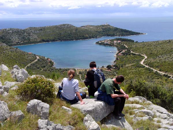 Blick vom Gipfel des Brdo gegen S auf Portorusbucht und Halbinsel Struga, deren Leuchtturm wir bewohnen