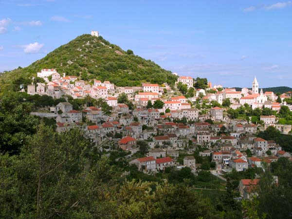 Lastovo Stadt von SW, ein entzückender Ort mit zwei sehenswerten Kirchen