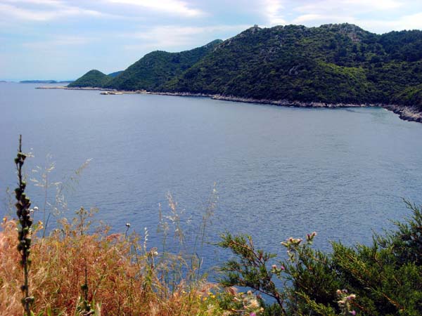 die  Pod Zalučje Bucht gegen O; In Bildmitte oben ist der Festungsberg Glavica zu erkennen