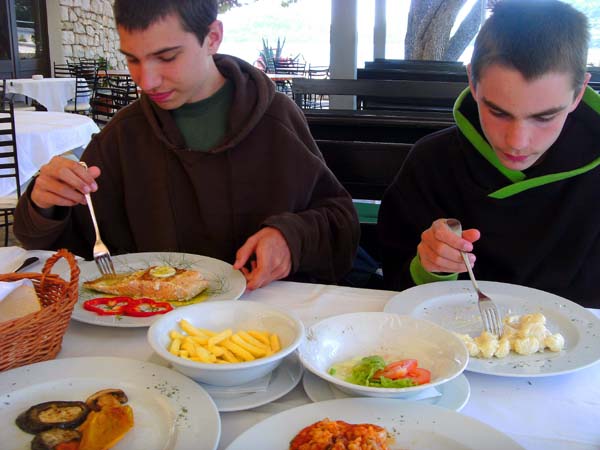 die Burschen haben es sich redlich verdient - Mittagessen in Pasadur