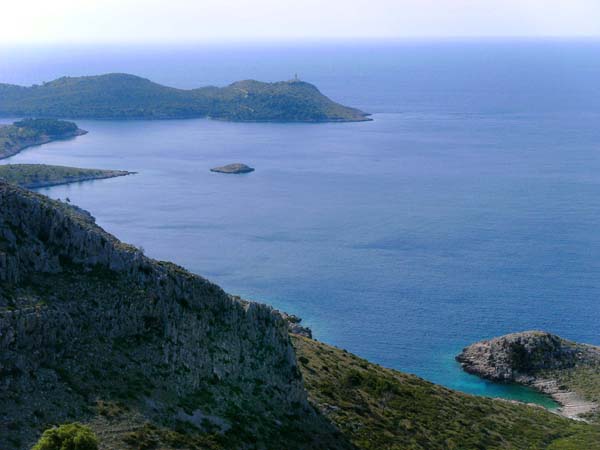 Tiefblick auf die verbleibende Strecke zum Leuchtturm über die Osthälfte der Vejo more Bucht