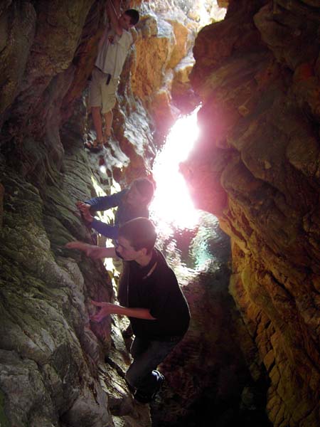 im Inneren der Höhle; jeder sucht sich seinen Weg